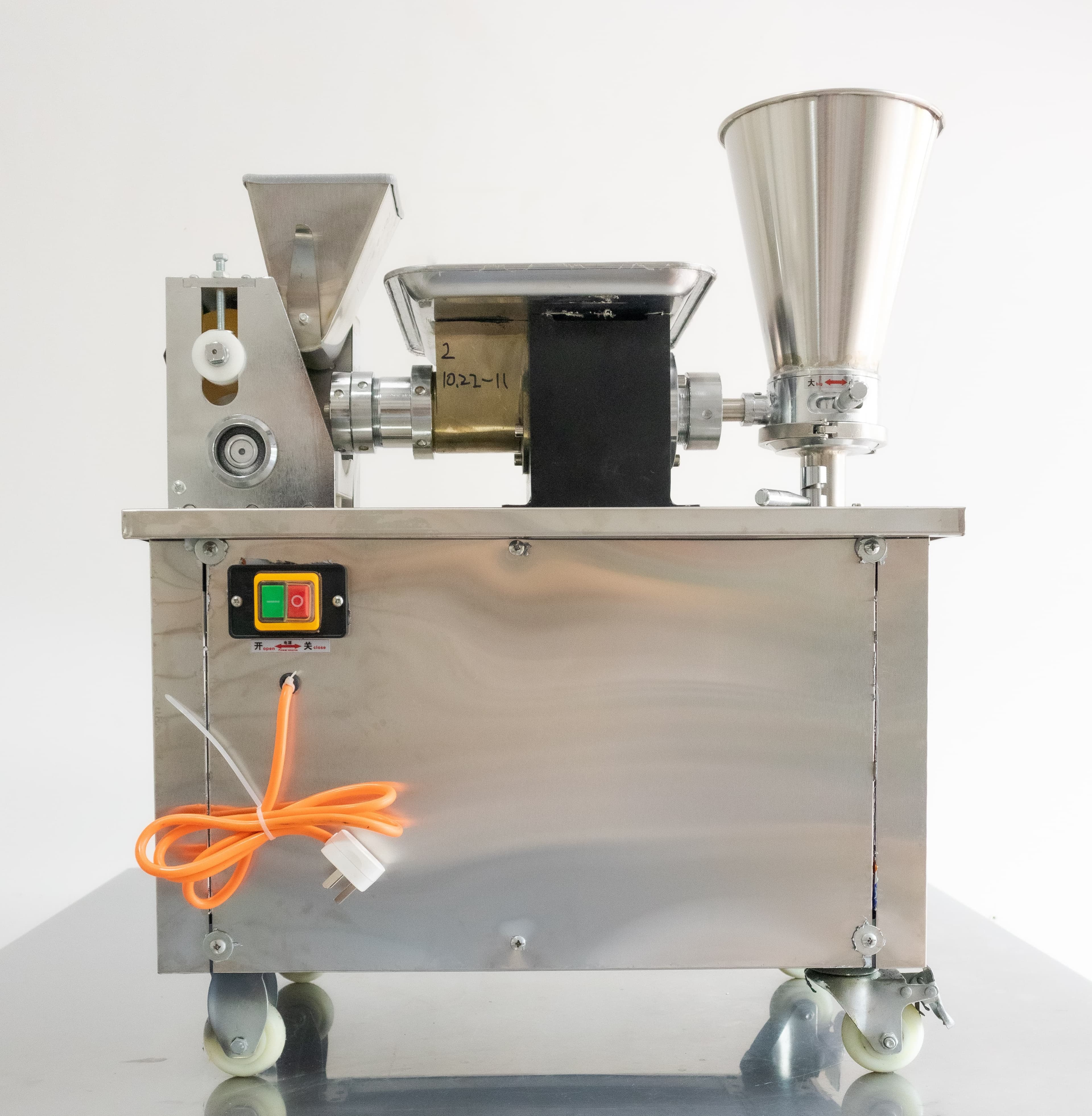Máquina MT80 elaborando ravioles